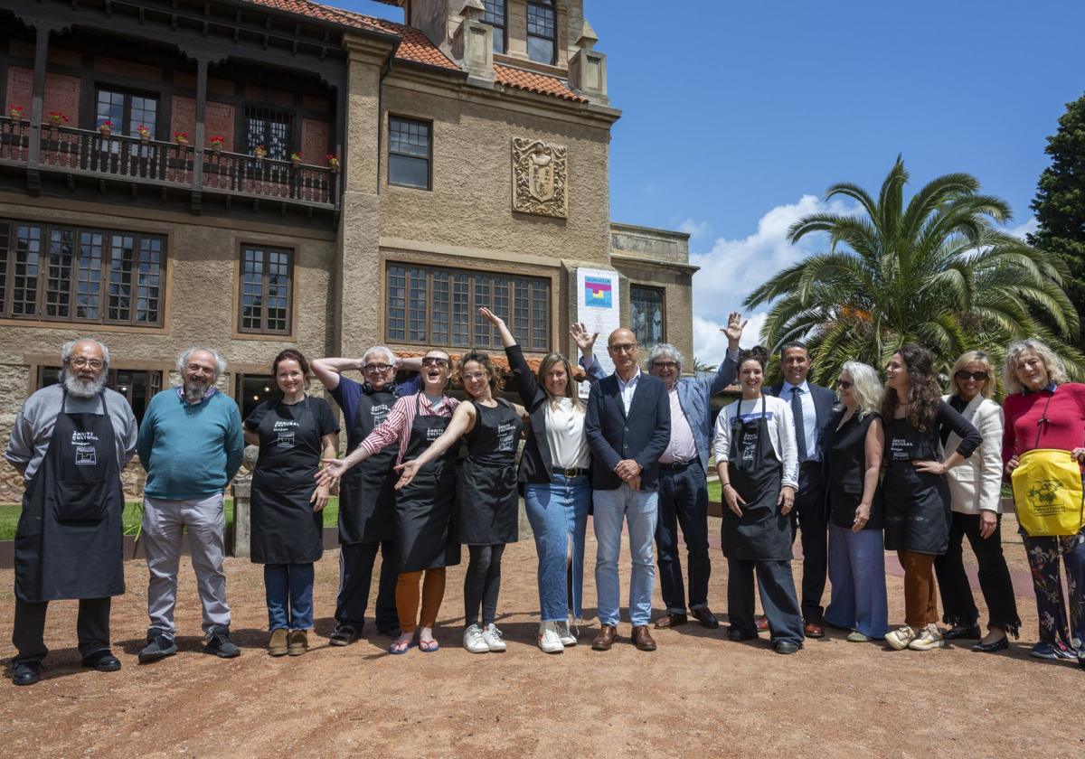 Artistas residentes y responsables de esta edición, representantes institucionales y patrocinadores posaron en la apertura del Simposio en el Palacio de Albaicín.