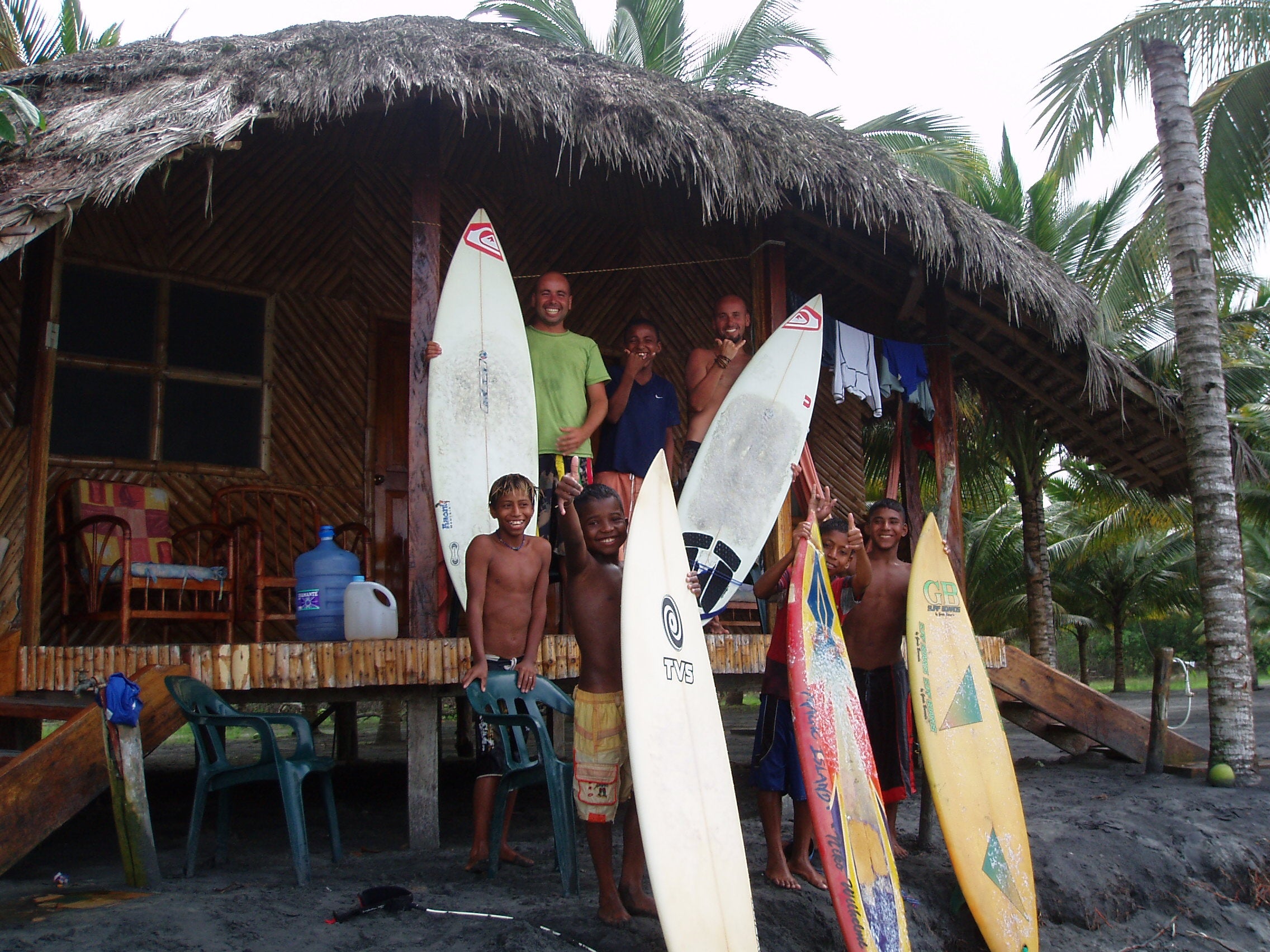 'Capi' con su hermano Nacho García, haciendo surf en Mompiche, al sur de la ciudad Esmeraldas, en Ecuador.