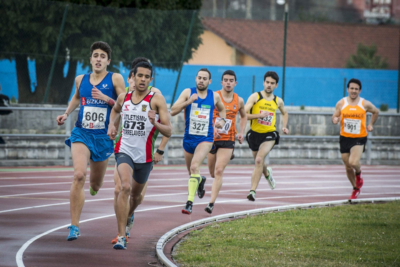 Mustapha Attaoui y Borja Jiménez encabezan la prueba de 800 metros del 8 de febrero de 2014 en Los Corrales. El Atletismo Torrelavega fue el club en el que se formó para el mediofindo.