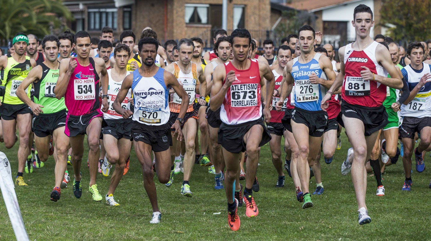 También se curtió en el cross. En la imagen, con el dorsal 673, en el de Laredo del 4 de septiembre de 2016, junto al eritreo Workhen Fikre (570), el más rápido auel día, Fernando Sainz y Carlos Quintana.