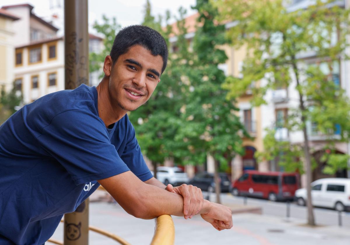 Mohamed Attauoi posa en la Playa Mayor de Torrelavega.