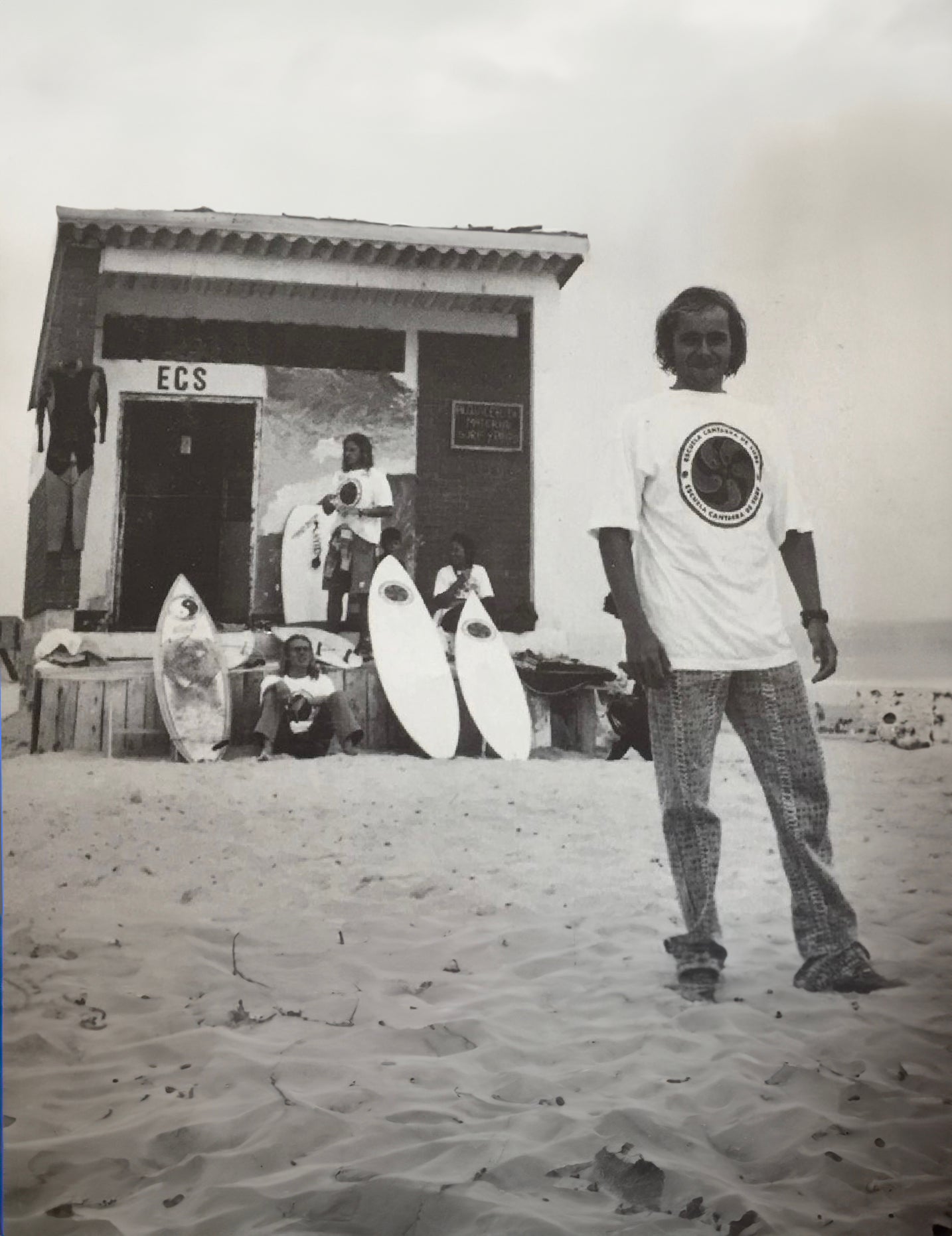 El inicio de la escuela de surf, en la caseta sobre la arena en Somo, en 1991. 'Capi' en primer plano.