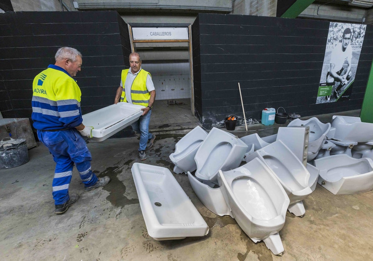 Los operarios retiran los sanitarios de los baños de los Campos de Sport