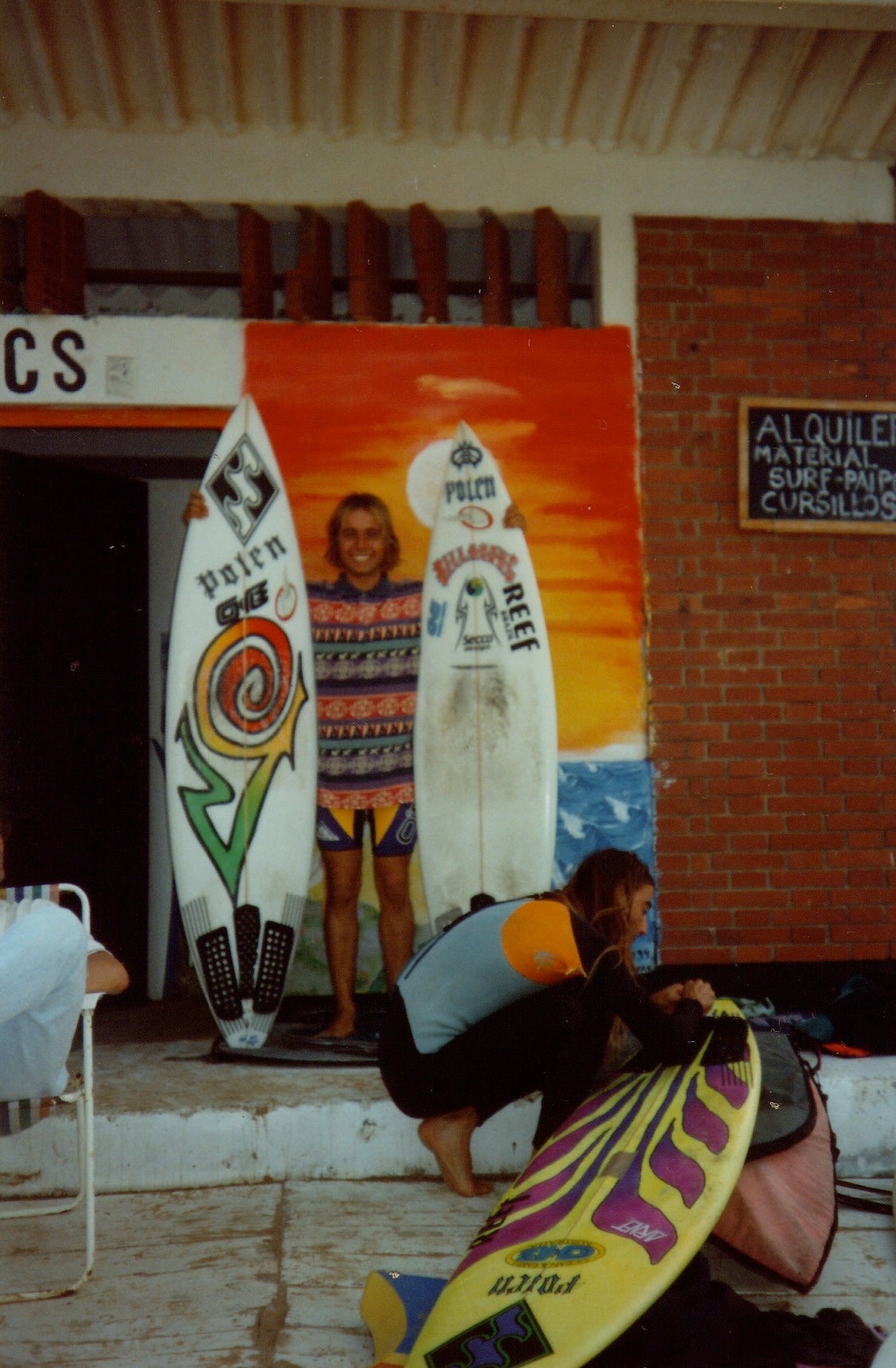 'Capi' en los 90, sujeta dos tablas a la entrada de la escuela.