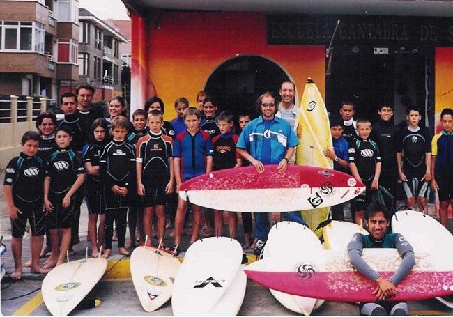 Alumnos de la Escuela Cántabra de Surf, en sus inicios.