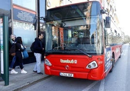 El Torrebús realiza una parada en la Avenida de España.