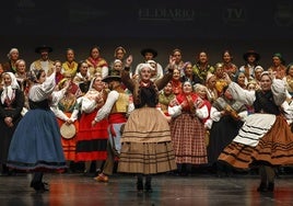 Bailarines del Grupo de Danza Santa Justa de Ubiarco, durante un momento de la Gala en la pasada edición