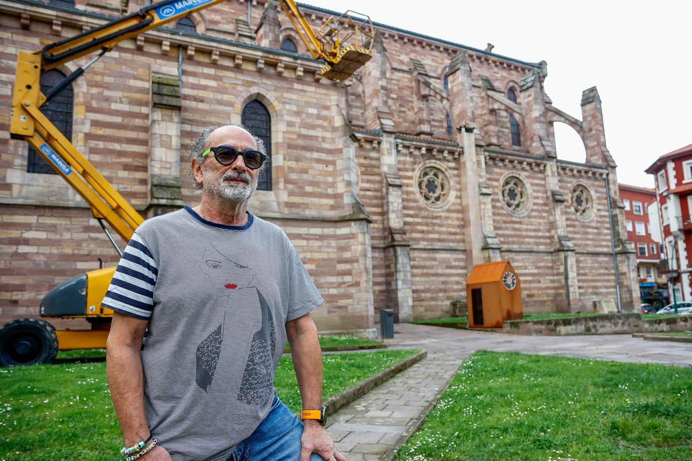 El vitralista Tomás Saiz dirige las obras.