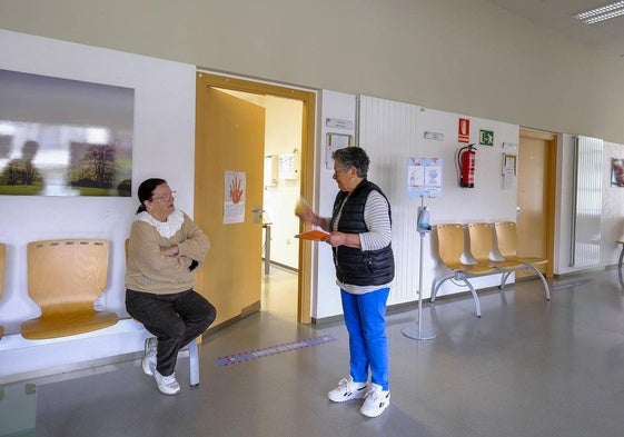 La falta de médico en el consultorio de Mazcuerras, en la foto, obliga a los pacientes a trasladarse hasta Cabezón de la Sal.