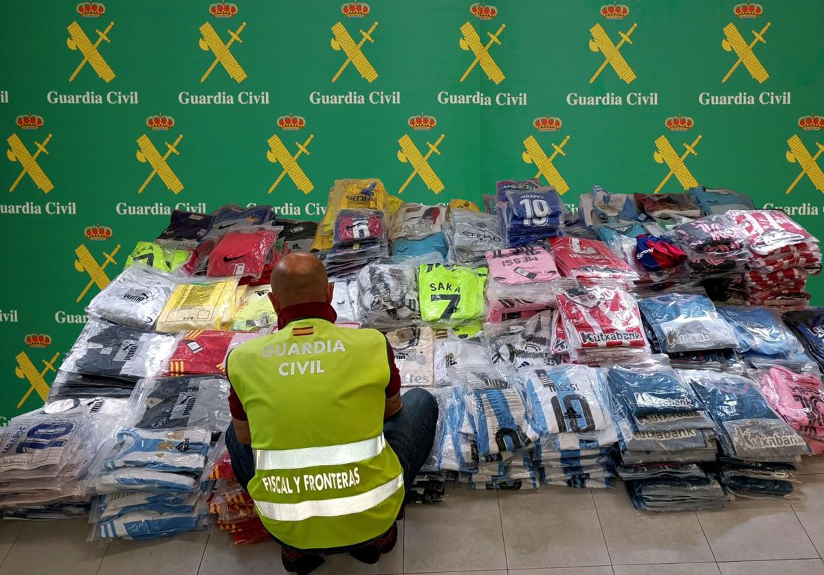 Camisetas y equipajes de fútbol incautadas por los agentes.