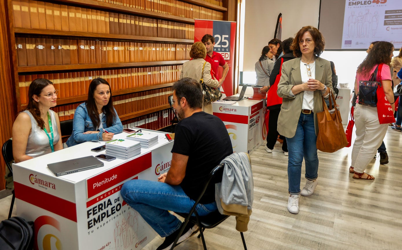 Más de una veintena de empresas de diferentes sectores, representadas en puestos informativos, participan en la Feria de Empleo 45+.