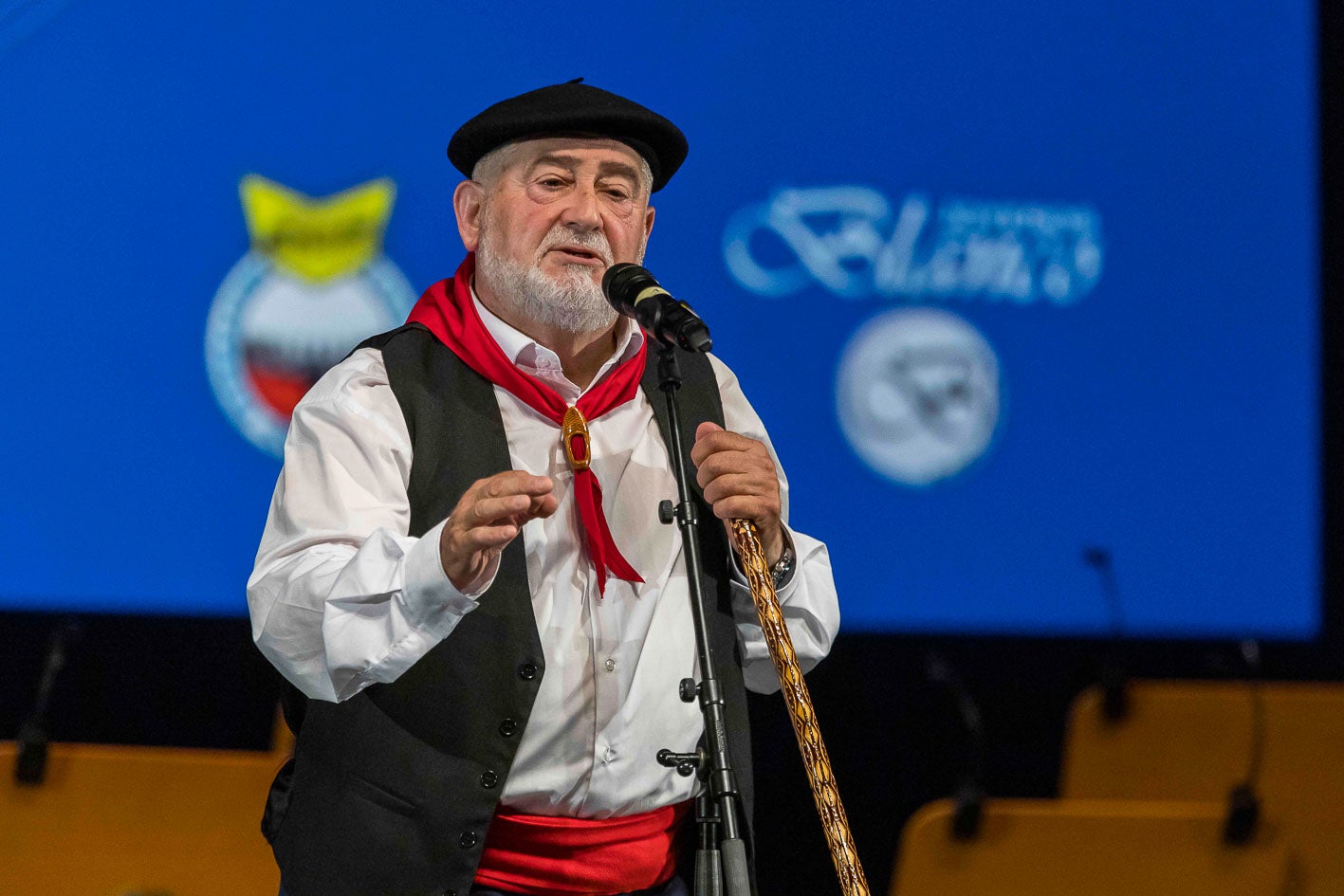 El cartero de Correpoco, José Manuel Cuesta, interpretó la trova 'El asno y el animal'