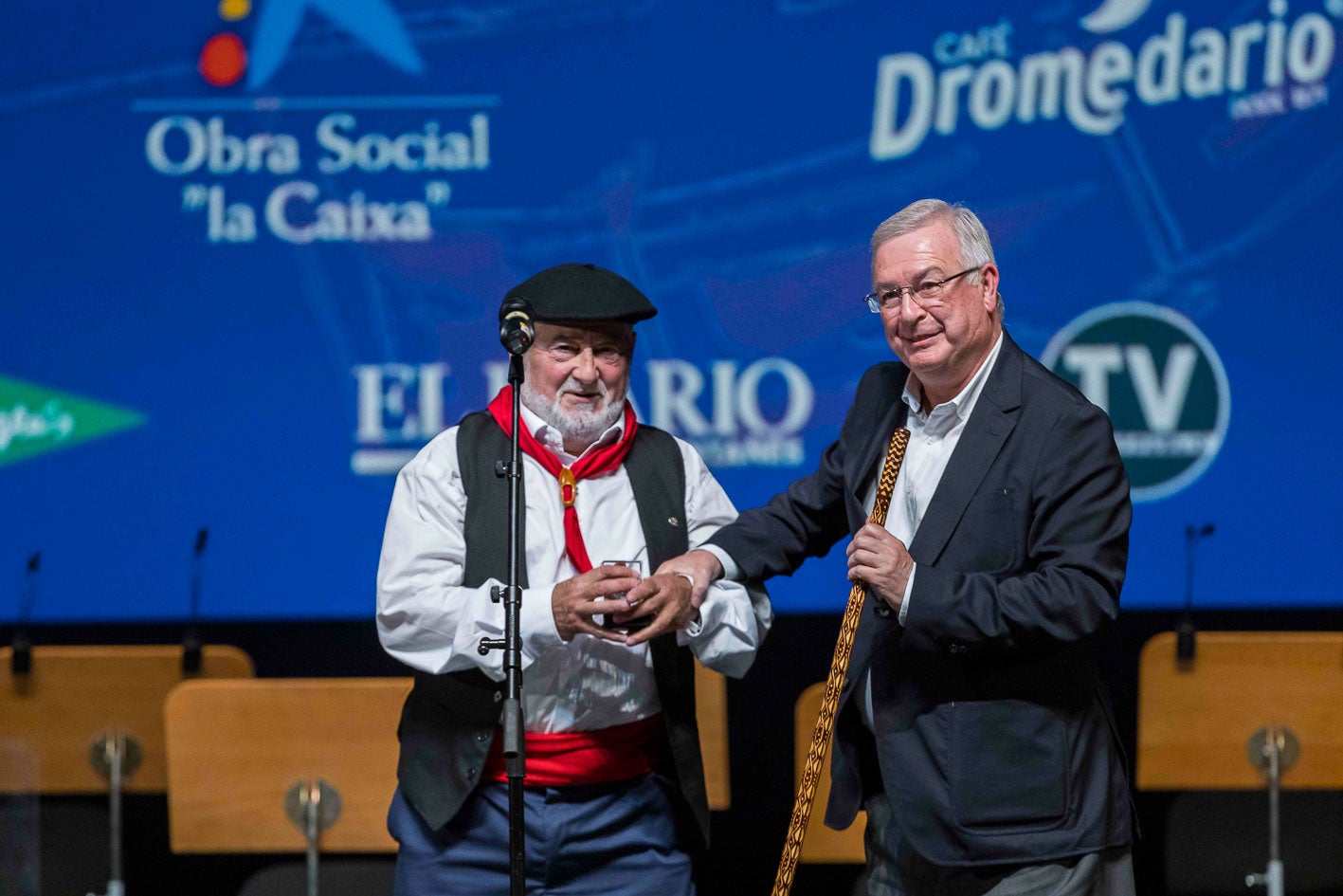 José Manuel Cuesta,el cartero de Correpoco, recibió de manos de Juan Antonio Prieto el premio Proa