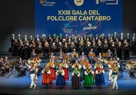 La Banda Municipal de Santander, el Orfeón Cantabro, el Coro del Colegio de Economistas y el Grupo de Danzas de Santa Justa de Ubiarco interpretaron la 'Sinfonía cántabra' de Esperanza Zubieta