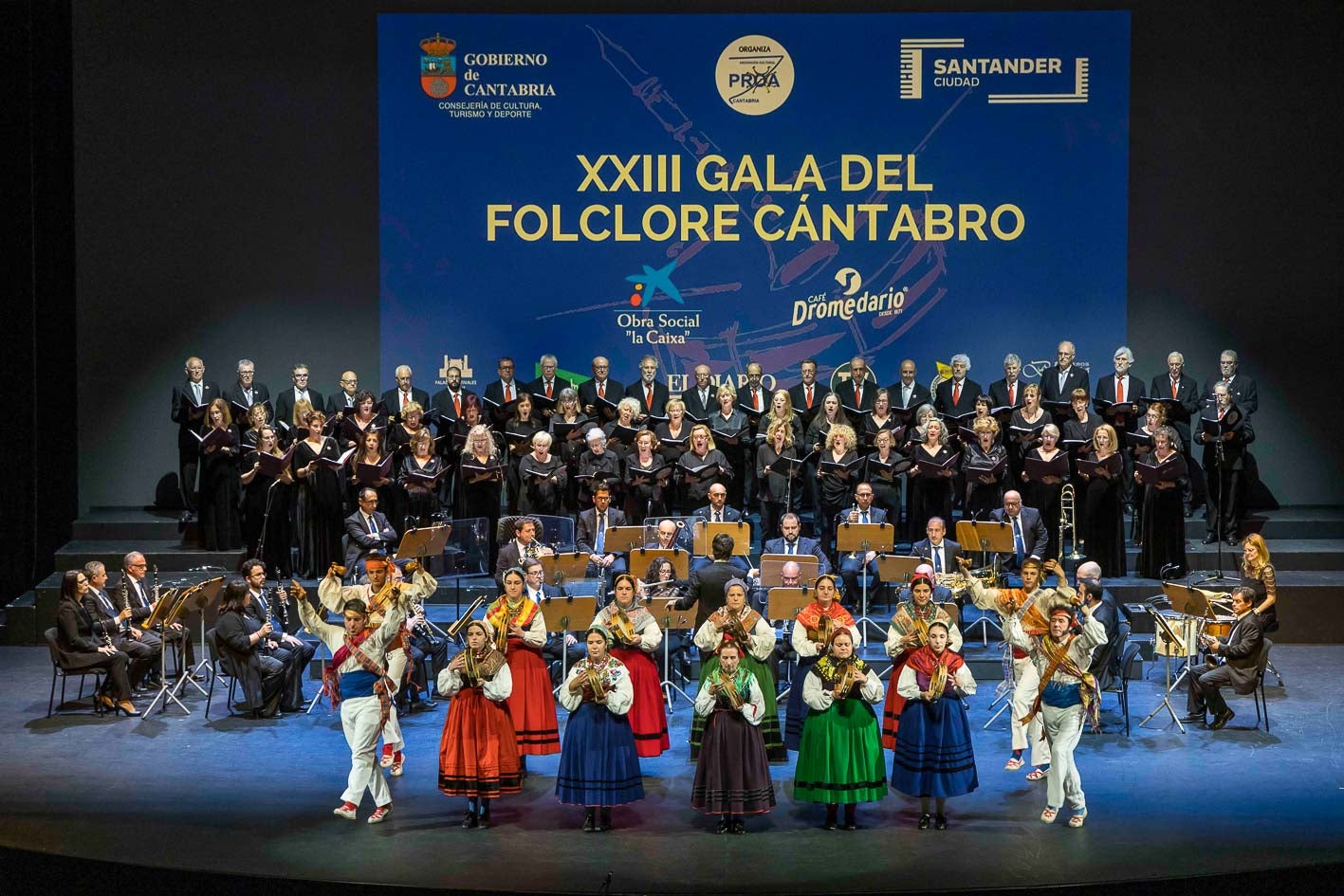 La Banda Municipal de Santander, el Orfeón Cantabro, el Coro del Colegio de Economistas y el Grupo de Danzas de Santa Justa de Ubiarco interpretaron la 'Sinfonía cántabra' de Esperanza Zubieta