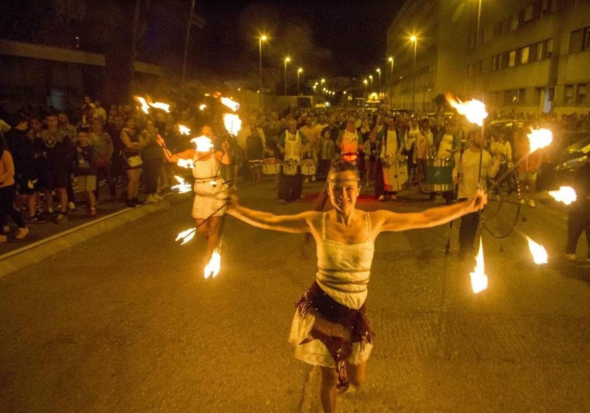 Un desfile de luz y fuego, a su paso por la calle Julio de Pablo, en la zona de Cros, en las fiestas de San Juan de 2018