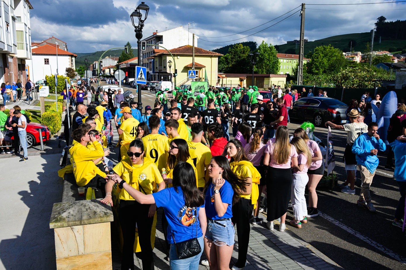 La concentración de peñas en la avenida Luis de la Concha dio paso al desfile.