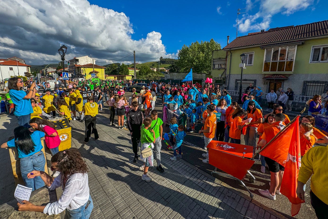 La avenida Luis de la Concha se llenó de color gracias a las peñas. 