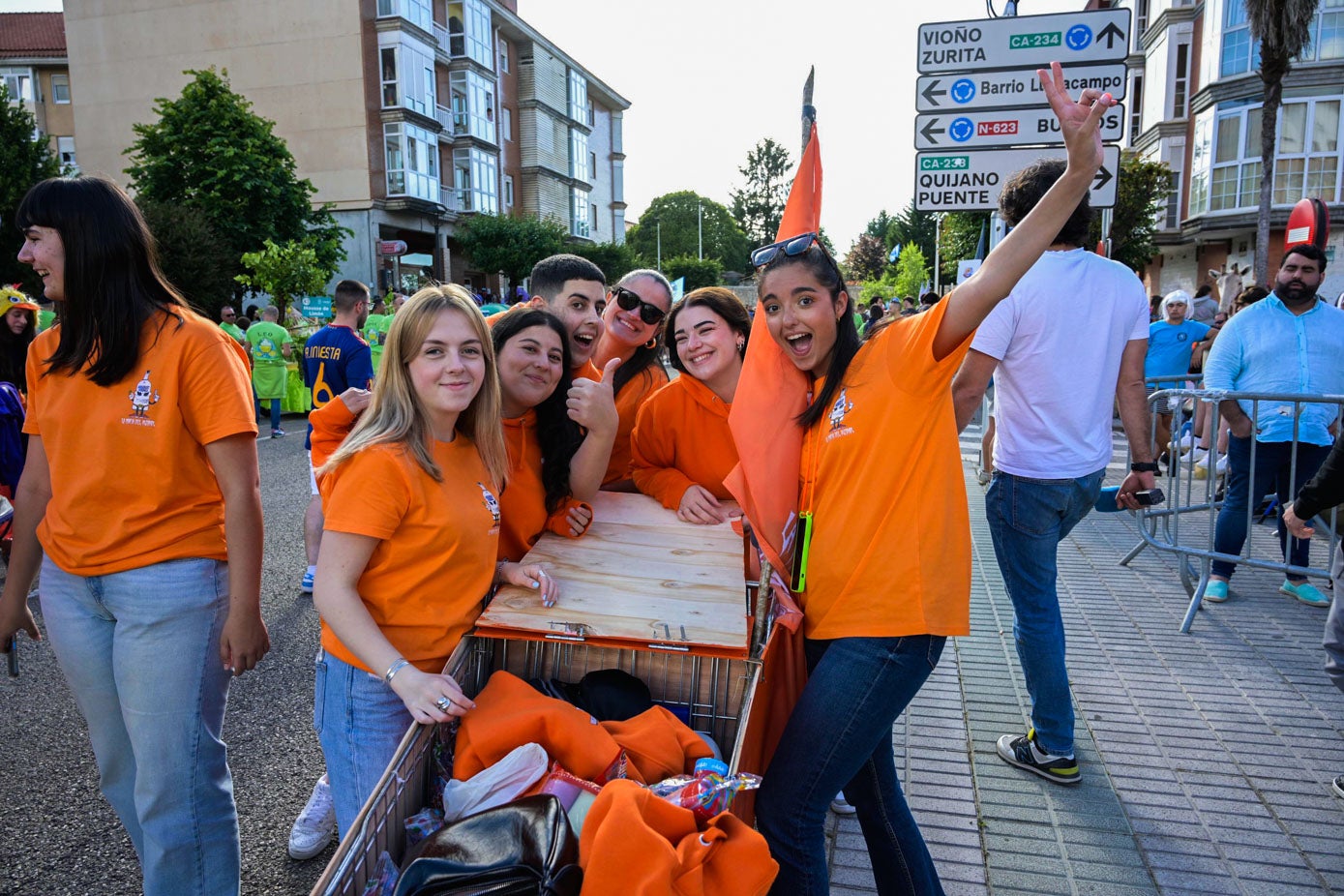 Los jóvenes se divierten con el atrezzo que les identifica como peña. 