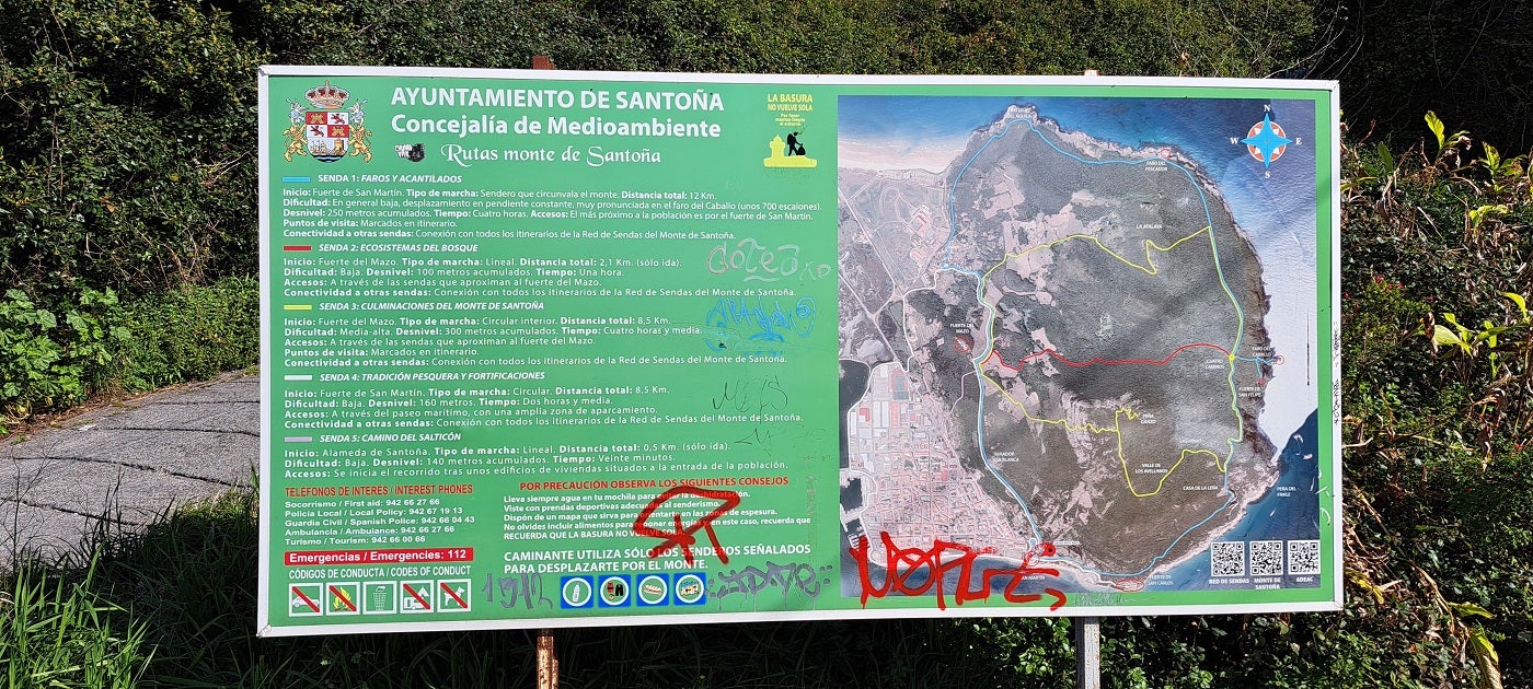 Cerca del Fuerte San Martín, un cartel informa sobre todo el abanico de rutas que hay en el monte Buciero.