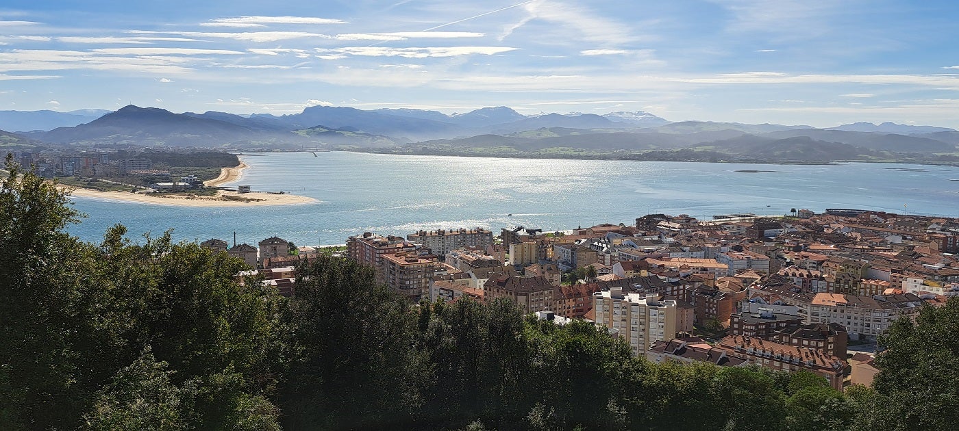 Ya cerca del Fuerte San Martín se puede contemplar todo Santoña y Laredo.