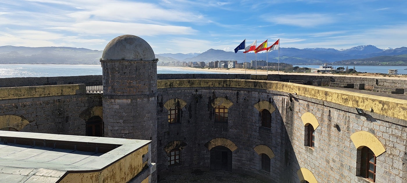 El Fuerte San Martín es el punto de inicio y final de la ruta circular por el Buciero.