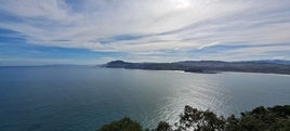 Desde un tramo despejado de la ruta, se puede observar toda la costa oriental de Cantabria e incluso las primeras estribaciones de la costa vasca