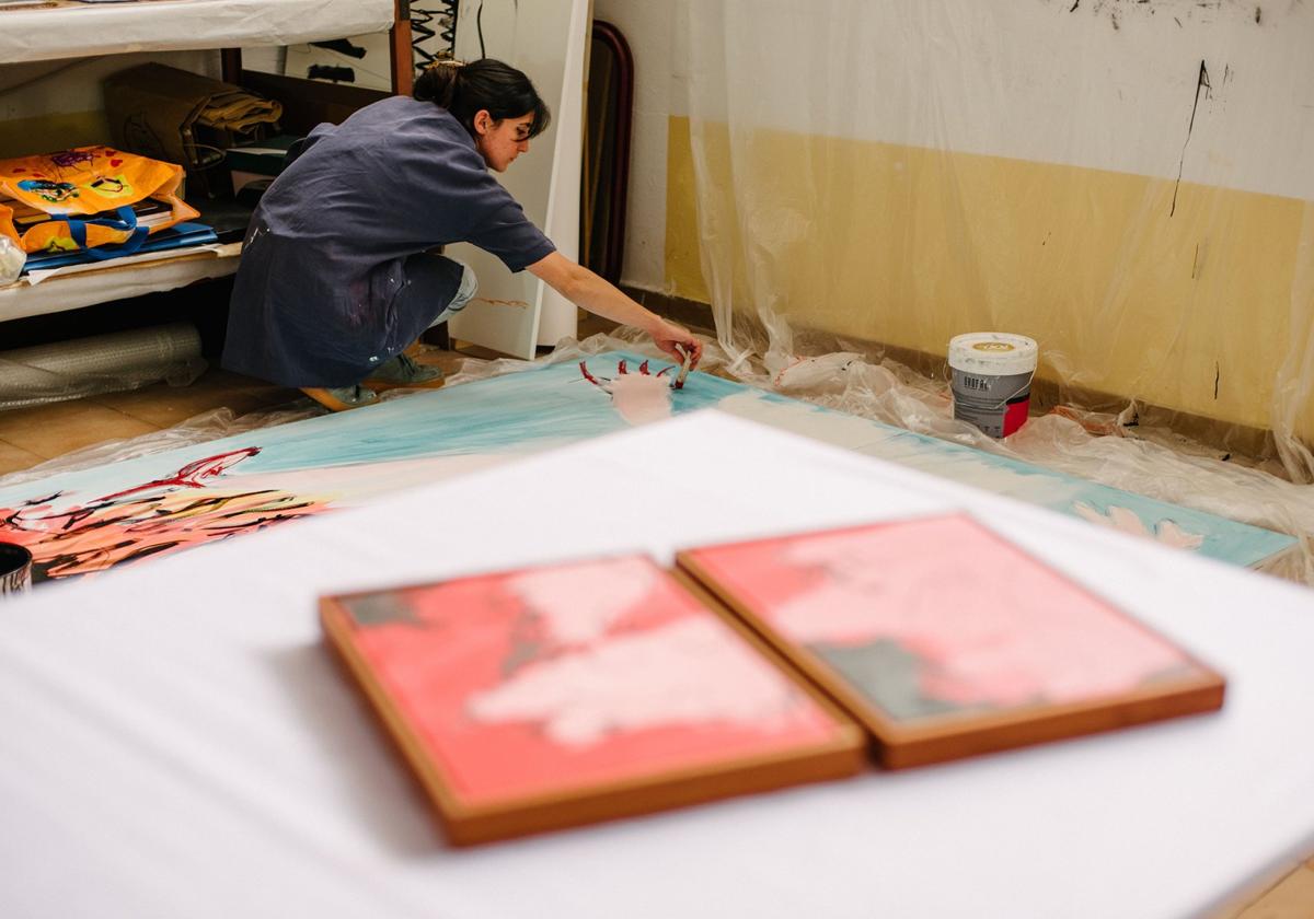 Marta Valledor, entre piezas, durante el trabajo en su taller.