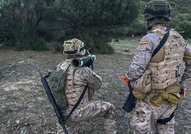 Un soldado ucraniano y otro español, durante unos ejercicios de adiestramiento.