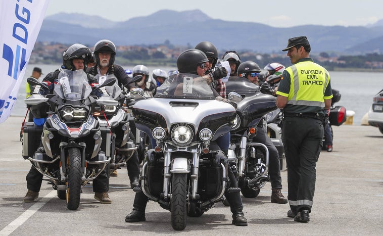 Motoristas ingleses que viajan en el Pont Aven reciben el folleto informativo de la DGTen el Puerto de Santander.