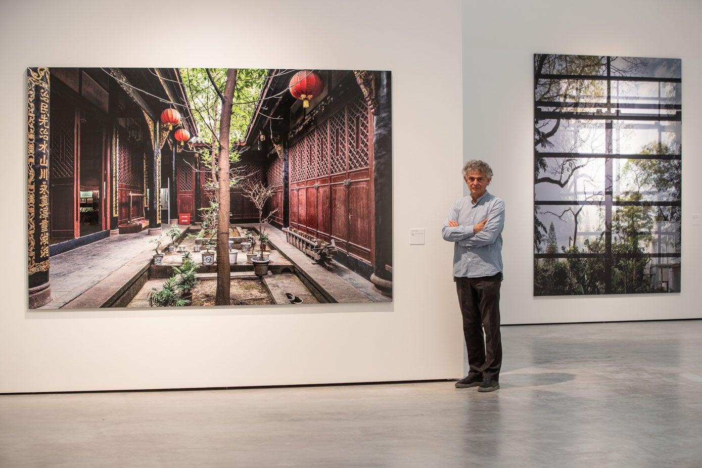 La exposición ha sido presentada esta jueves por el propio artista, que ha estado acompañado por la comisaria de la muestra, Lola Durán, y por la directora de la Fundación ENAIRE, Margarita Asuar.