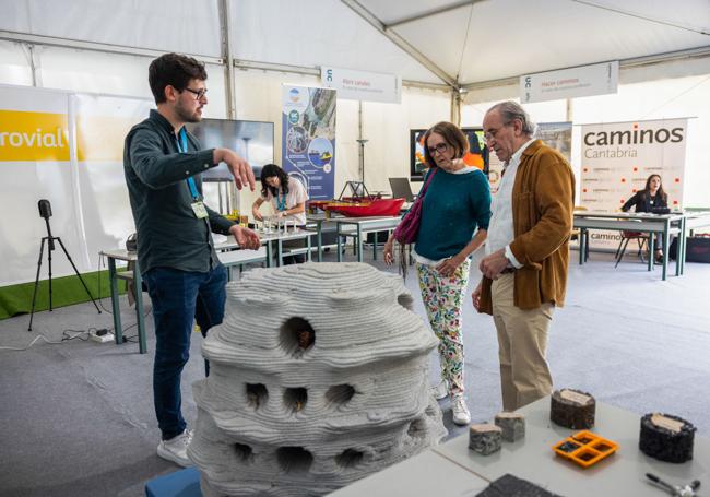 Explicaciones sobre una de las estructuras exhibidas en la carpa.