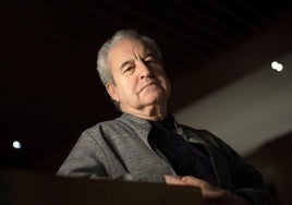 El escritor irlandés John Banville, autor de 'Antigua luz', publica su particular paseo de memoria.