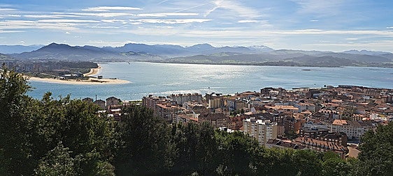 El paseo por un monte junto al mar