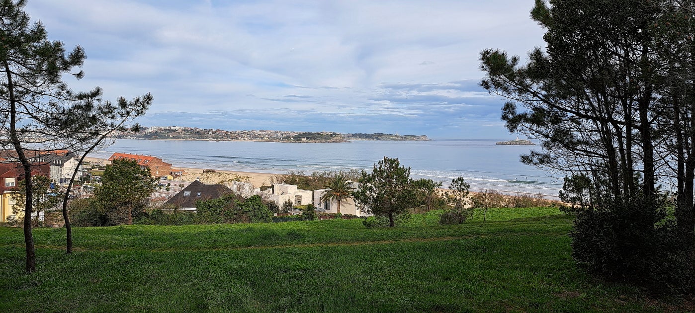 Tras los primeros metros, en los que ya se gana algo de altura, comienzan las vistas de la costa, con Santander al fondo.