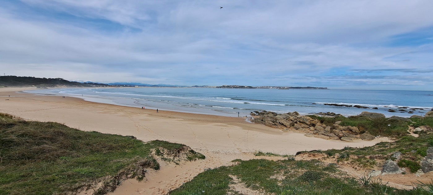 Tras un camino de gravilla, a la derecha del camping de Loredo, se puede contemplar toda la playa. Luego hay que seguir de frente, en dirección a la isla de Santa Marina.