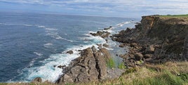 La ruta pasa muy cerca de los acantilados de la costa de Ribamontán al Mar. No es un recorrido peligroso, pero conviene tener prudencia