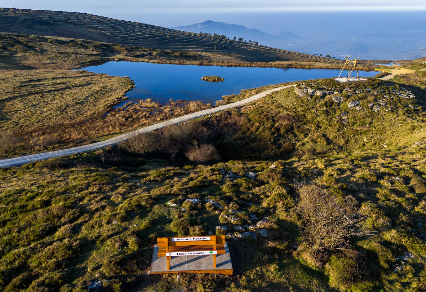 Este banco gigante entre Miera y Liérganes es perfecto para disfrutar de las vistas de las lagunas artificiales en el paraje de los Pozos de Noja.