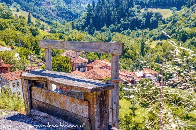 No hay dos sin tres en la zona de Liébana. Este improvisado banco de madera a la entrada del pueblo de Cambarco (Cabezón de Liébana) ha sido testigo del paso de los años. Desde ese pequeño rincón, una estampa del encanto rural lebaniego.