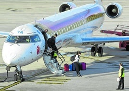 Un avión de Air Nostrum en la pista del Seve, en una imagen de archivo.