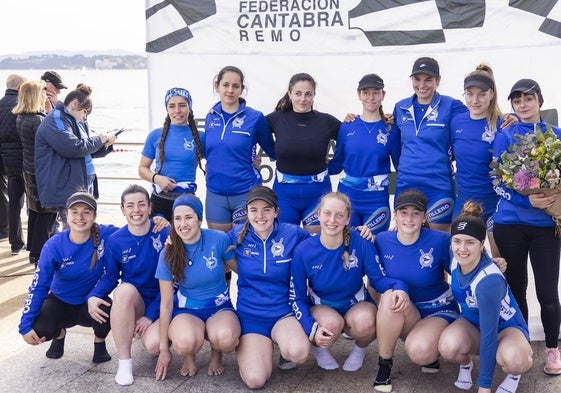 Las remeras de la trainera femenina de Astillero.