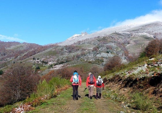 Tres montañeros en ruta.