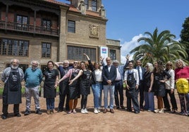 Foto de familia de artistas residentes y responsables de esta edición, representantes institucionales y patrocinadores.