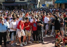 Cientos de aficionados siguieron el partido de España en la Plaza Roja antes del primer concierto.