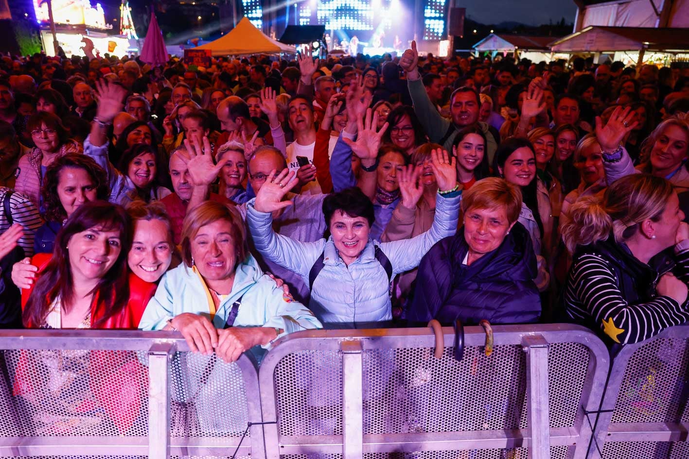 A las 22.00 horas, el público esperaba con ilusión al artista.