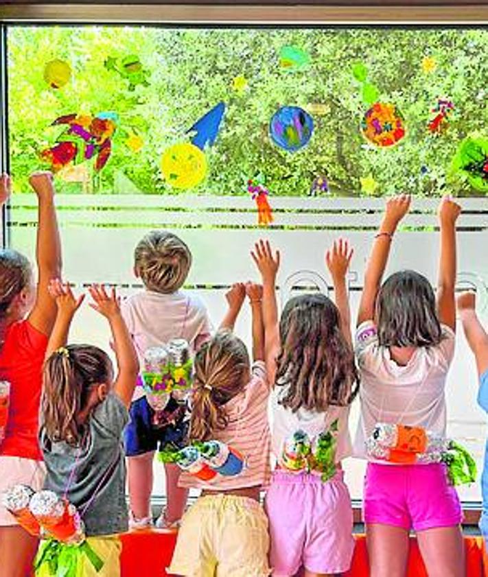 Imagen secundaria 2 - A la izquierda, los campus urbanos abundan en la oferta de las empresas cántabras, con salidas por la ciudad, como esta, al Centro Botín (Santander). Y , a la derecha. un grupo de niños tras participar en un taller de manualidades.