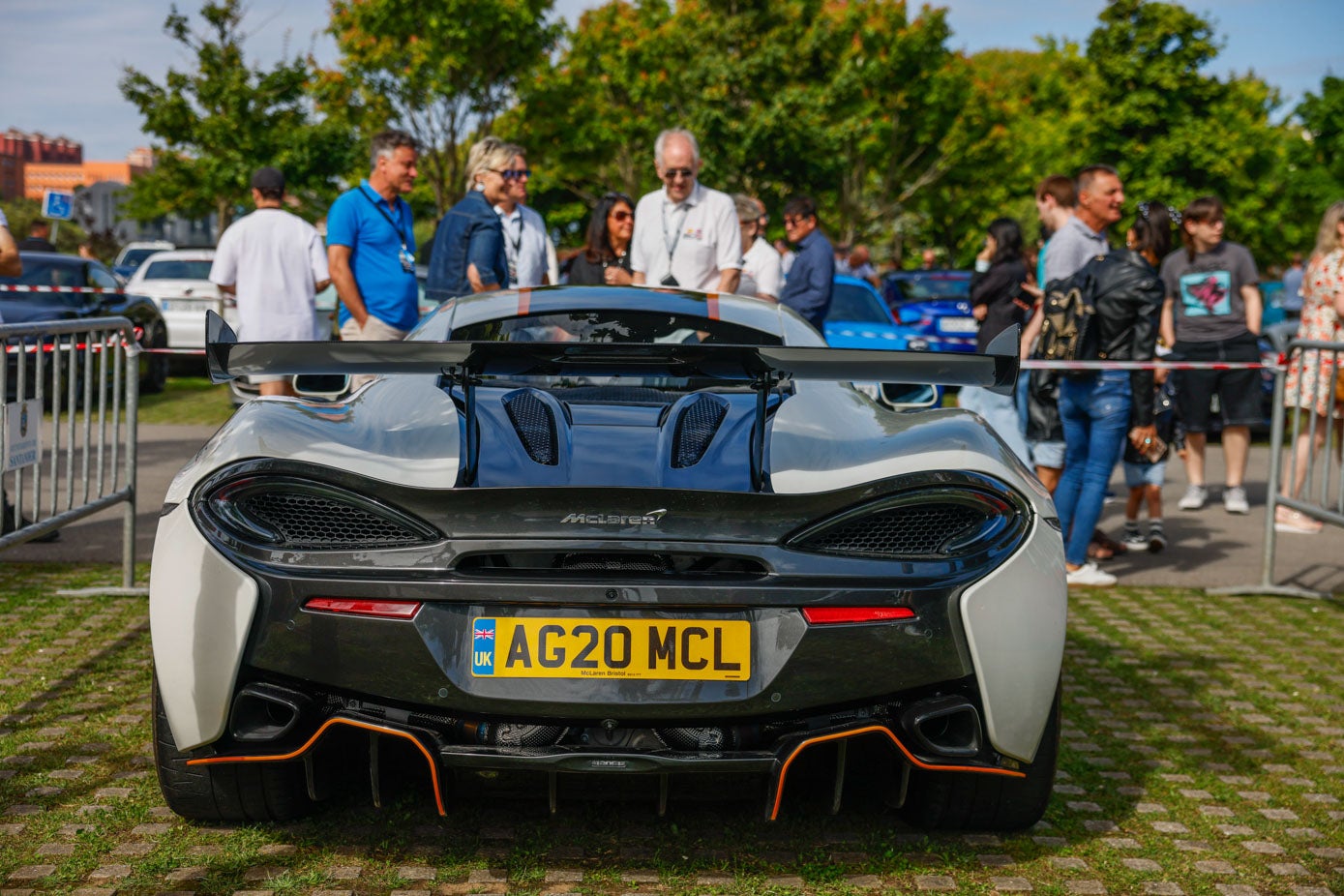 Parte posterior, con su alerón, del McLaren 620 R.