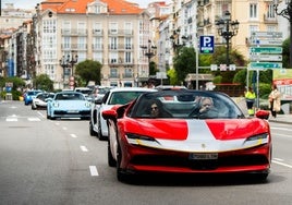 Un Ferrari SF90 encabeza el desfile de superdeportivos, a su paso por la calle Castelar, de Santander