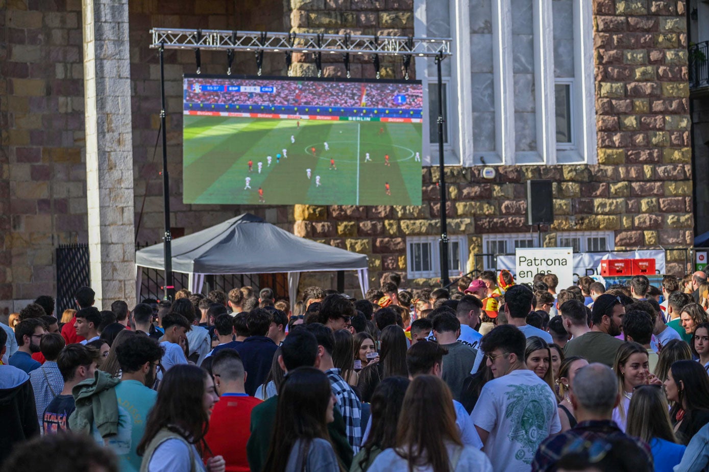 El partido de España sirvió de inicio para la fiesta.