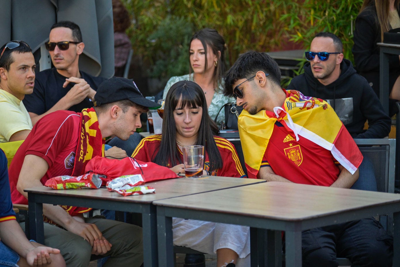 Grupo de aficionados en una de las terrazas.